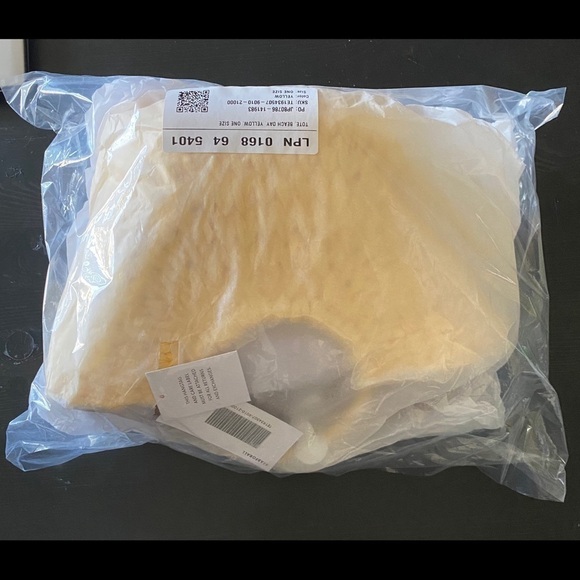 NWT-JUSTFAB-YELLOW BEACH DAY TOTE - Picture 7 of 8